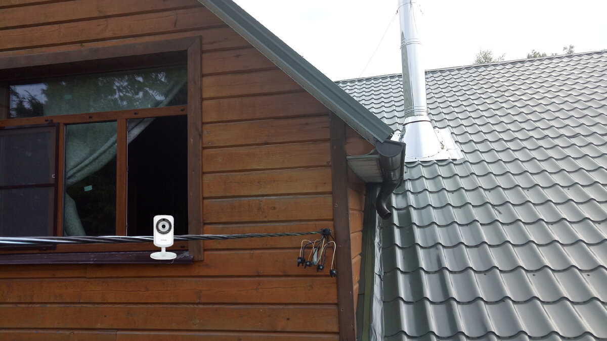 К сожалению, в то время я еще не завел привычку фоткать все подряд, нашел фото того же дома, новую камеру затер, в общем, на этом доме где-то на подоконнике стояла примерно такая камера, правда уже другого цвета...