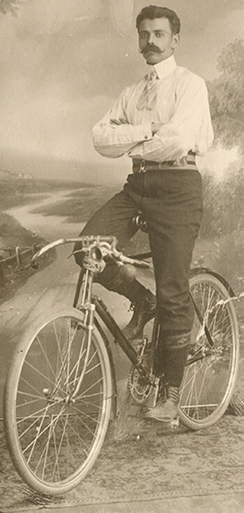 Фото из коллекции Веломузея Андрея Мятиева, запечатлевшее велосипедиста из города Владимира в 1900 году,