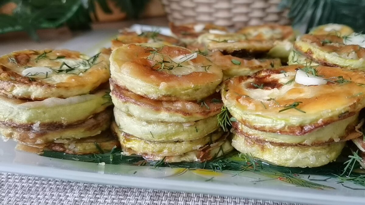 Зачем стоять у плиты, чтобы нажарить целую кучу хрустящих кабачков. Я знаю  способ проще и быстрее. И плита остаётся чистой ☺️ | Людмила Плеханова  Готовим вместе. Еда | Дзен