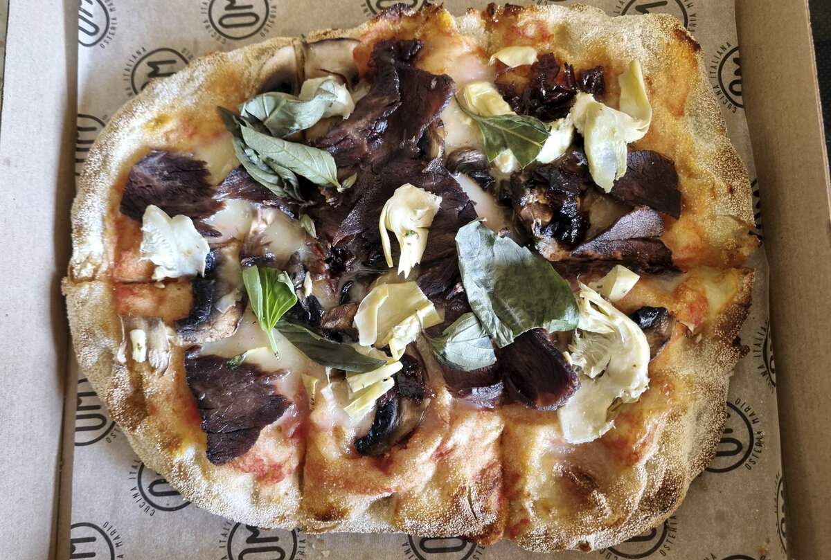 Osteria Mario: римская пицца с говяжьими щеками и артишоками, 300г за 570₽
