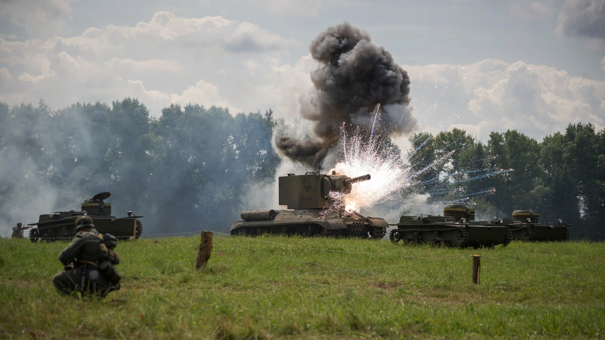 Кв-2 танк. Танк кв 2 в битве. Танк кв2 фильм. Военное поле.