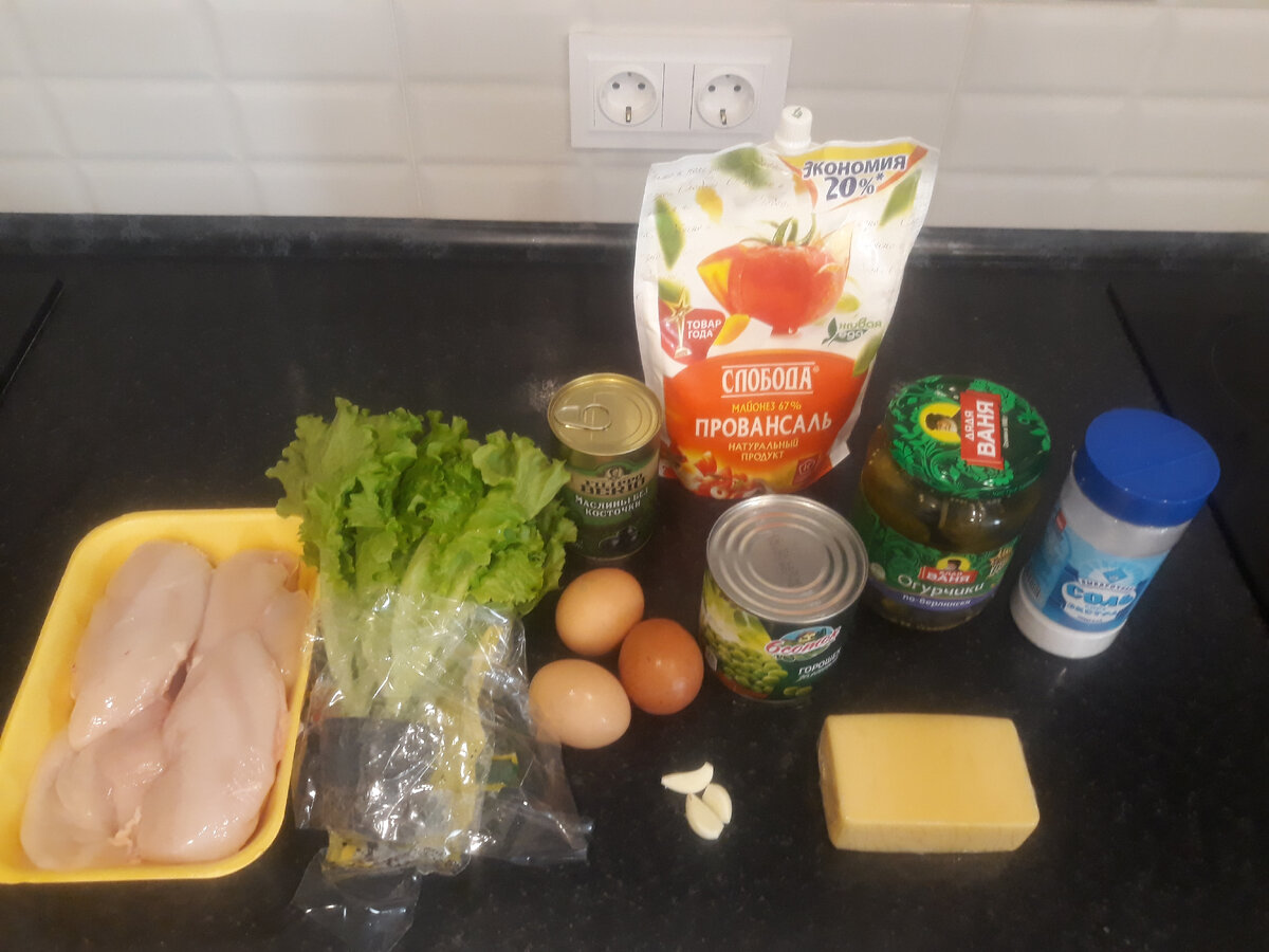 Салат «Ёжик» с колбасным сыром, яблоками и яйцом