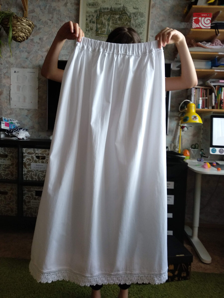 Первая юбка получилась длинная. Украсить низ именно так моя идея. 