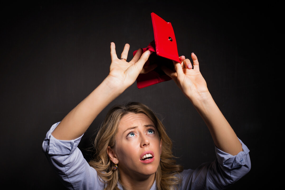 [caption id="attachment_2987" align="alignnone" width="1697"] Woman looking for money in her wallet[/caption]