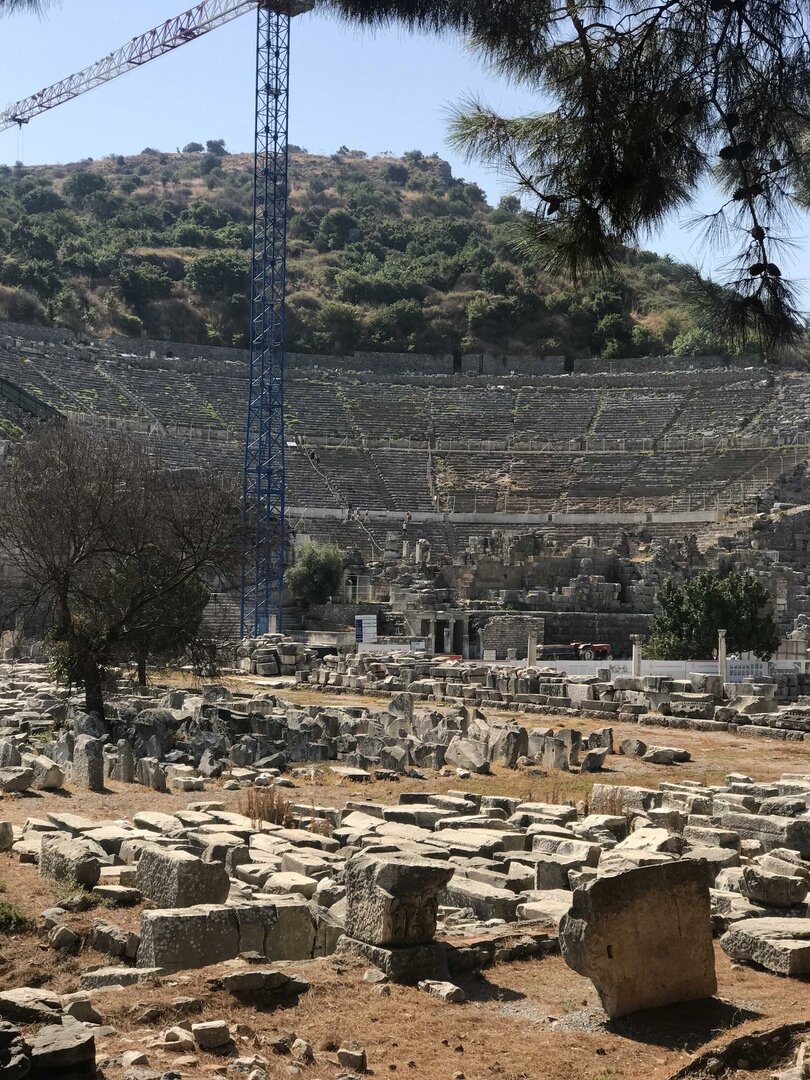 На территории Эфеса работает огромный кран. Раскопки продолжаются (авторское фото)