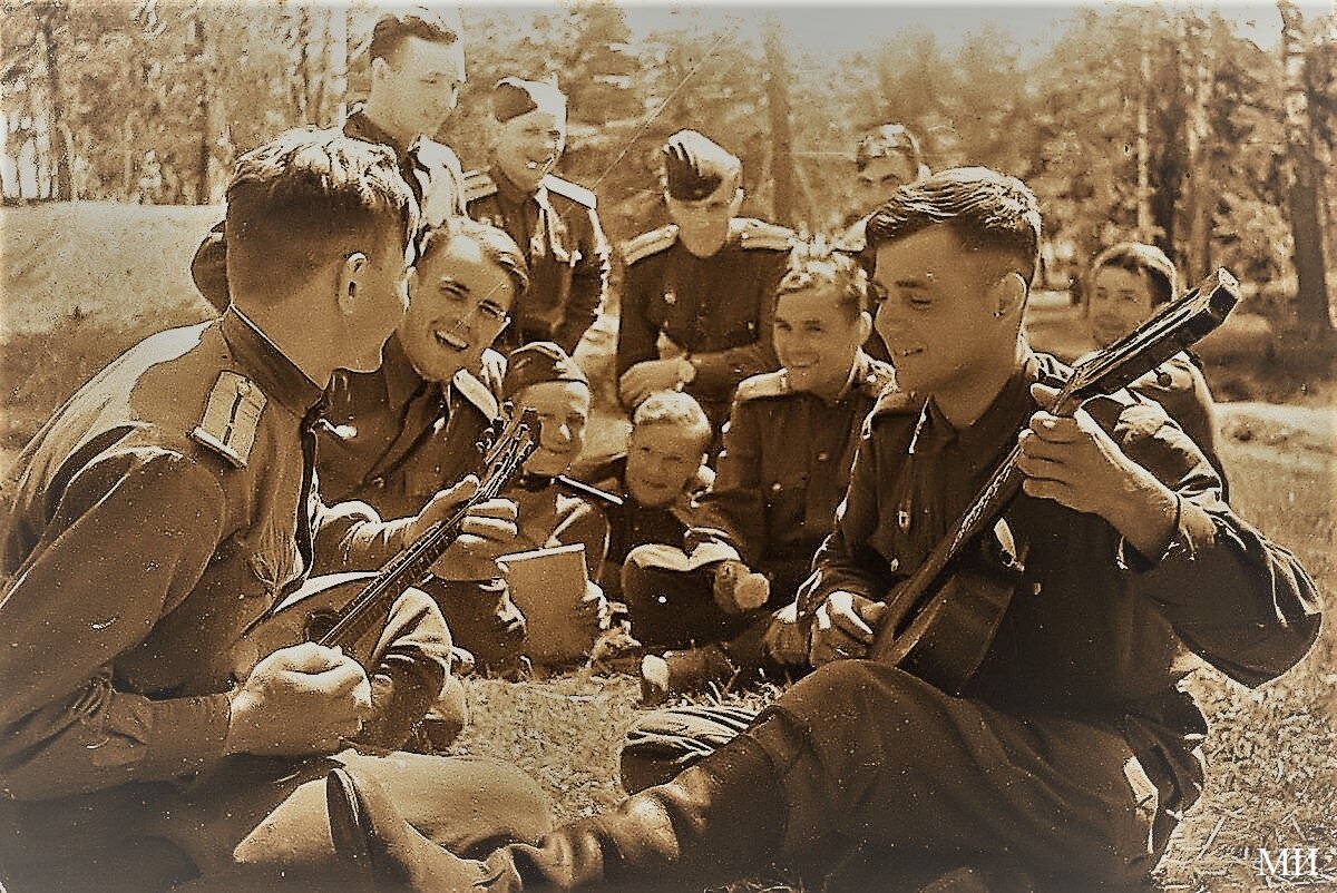 Несмотря на тяжесть войны, Люди не унывали, сражались до самого конца!