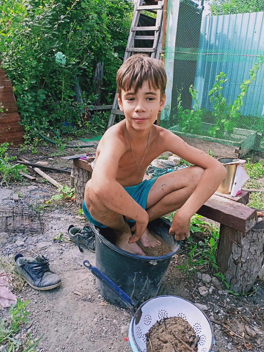 Сидит...высиживает)