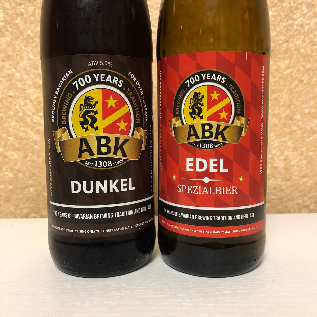 ABK Dunkel и ABK Edel Spezialbier. Как выяснилось, последний относится к стилю Dortmunder Export, ну или просто - Export. Фактически это более крепкий и охмеленный хеллес, появившейся в Дортмунде в 1870-х годах. 