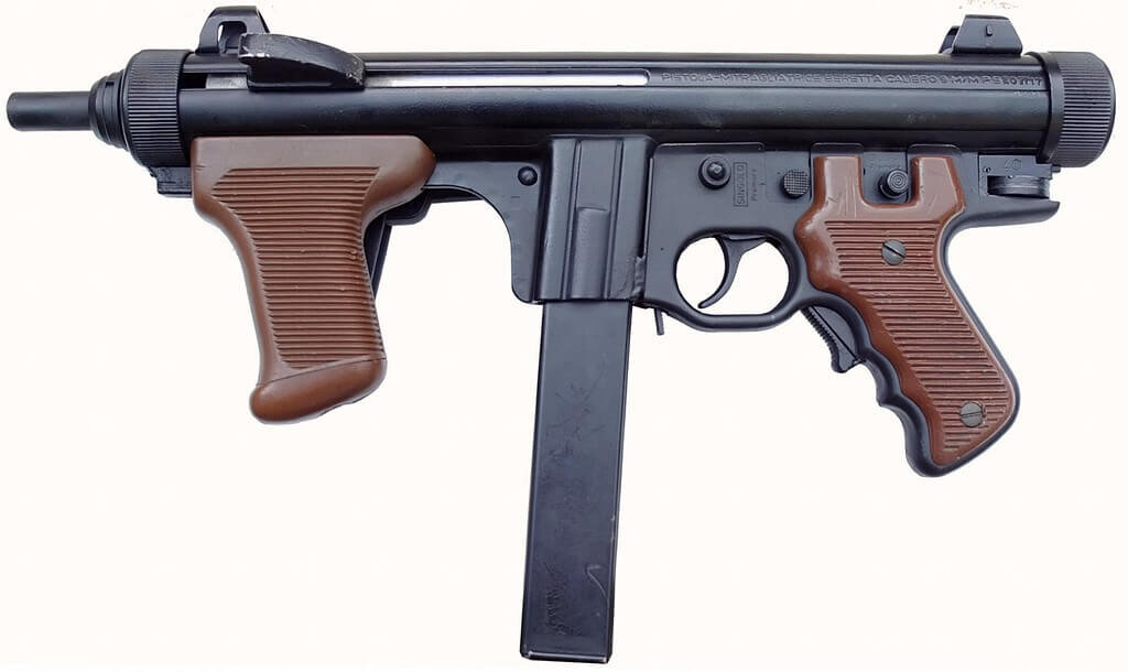 Итальянцы представляют модель Beretta PMX (внизу) как наследника пистолета-пулемёта Beretta PM12, появившегося в конце 50-х годов ХХ века