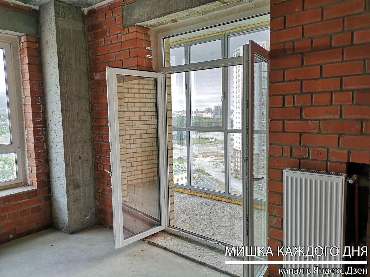 Такой выход на лоджию в панельке не возможен - там есть только стандартные оконные блоки