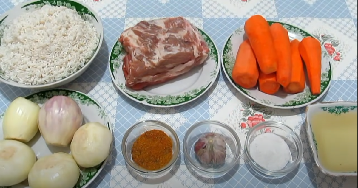 Рис 500гр, мясо( в моём случае свинина) 500гр, лук 500гр, морковь 500гр, чеснок 1 головка, специи для плова 1 ст. ложка, соль - по вкусу, растительное масло 100 мл.