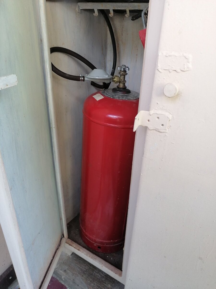 Газификация моего дома. Баллона хватает на полгода. Стоимость заправки 1200 руб. Фото автора.
