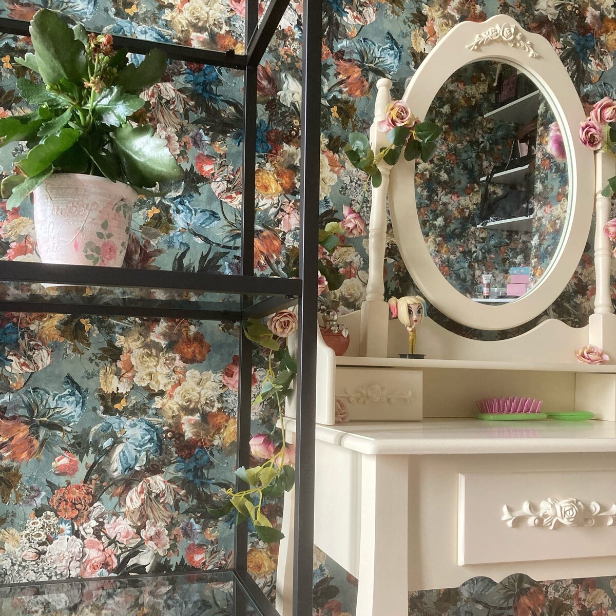 Мой стеллаж с растениями и туалетный столик