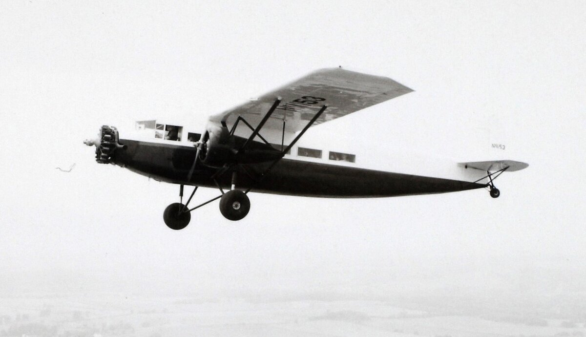Самолет Stinson SM-6000B в полете. Неизвестный автор.  https://www.flickr.com/photos/sdasmarchives/8346671083/in/set-72157631292290354