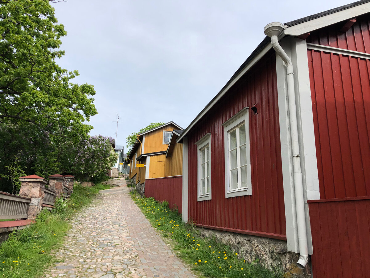 Классические финские домики с вертикальной вагонкой. Порвоо, Финляндия, фото автора