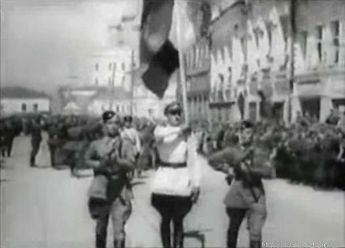 Парад власова в пскове. Власов и солдаты роа. Парад роа псков 1943. Парад роа. Гвардейский батальон роа.