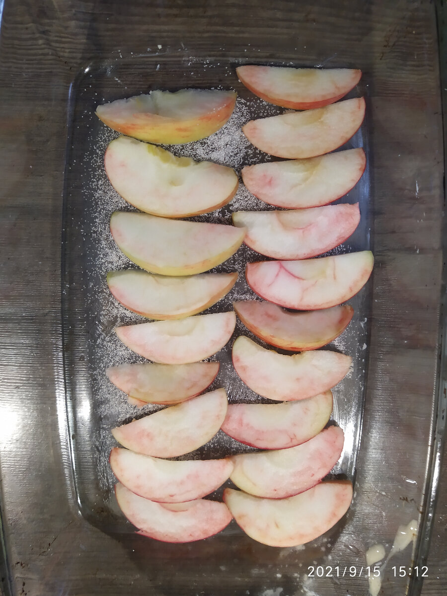 На смазаную маслом и присыпанную манкой форму