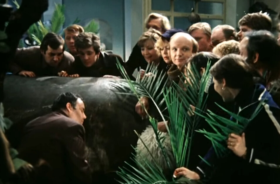 Кадр из кинофильма "Гараж", 1979 г., режиссер Эльдар Рязанов, сценаристы Эмиль Брагинский, Эльдар Рязанов, композитор Андрей Петров (скриншот)