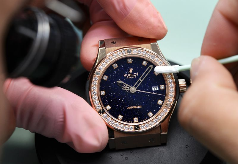 Чеченские часы наручные. Служба часов. Мастер часовщик. Часы патек филип путина 2023. Часы восток командирские нержавеющая сталь.