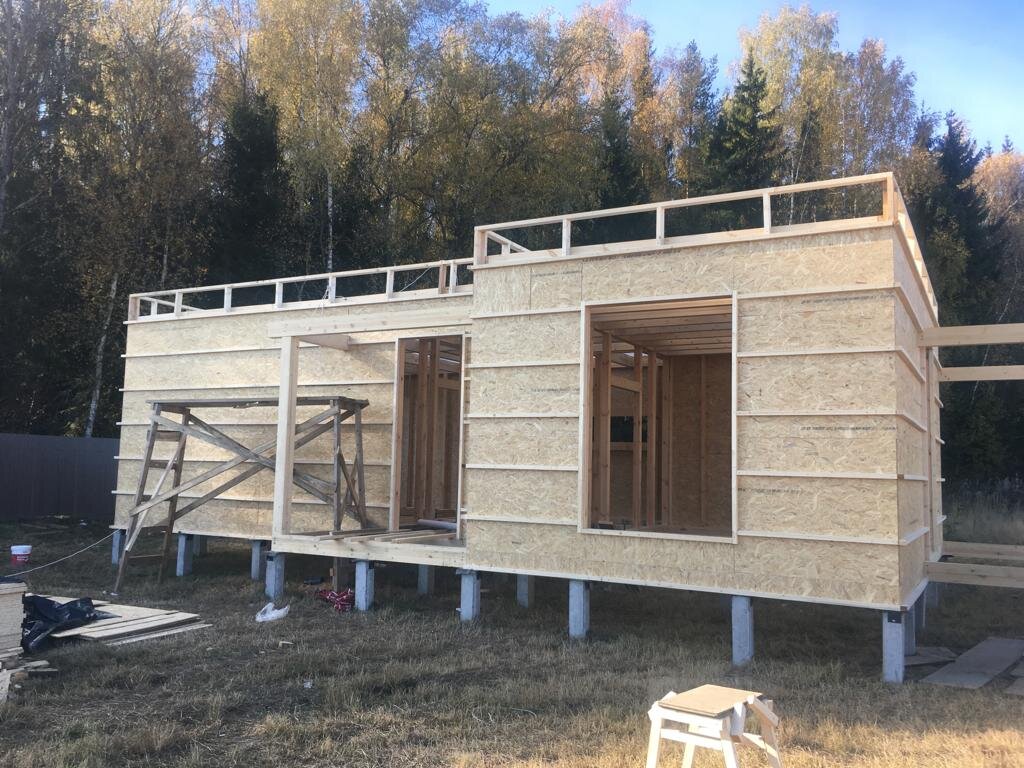 На фото: Стены возведены и утеплены. На очереди кровля