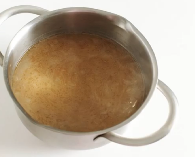 Всем доброго времени суток! Сегодня будем готовить постный мучной суп. Продукты для приготовления:  2 литра воды Мука пшеничная 130 гр. Соль Перец Лук репчатый 2 головки.