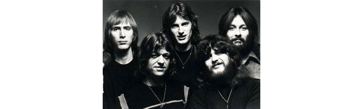 Kayak - голландская прогрессив-рок-группа, ранее известная как High Tide Formation, образованная 1972 году, клавишником Тоном Шерпензилом, барабанщиком Пимом Купманом, вокалистом Максом Вернером, басистом Жан-Мишелем Марионом и гитаристом Йоханом Слейджером.