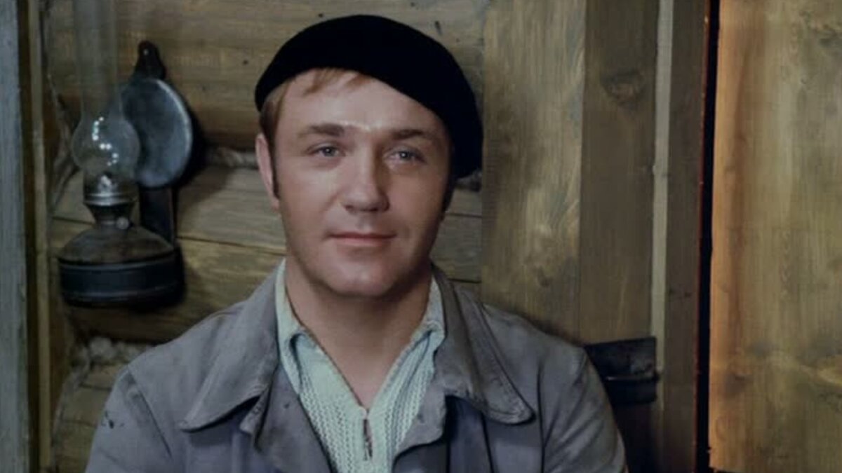 Не гнушался левыми заработками, любил выпить, поволочиться за девушками.