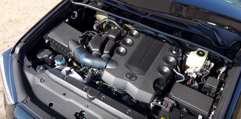 Подкапотное пространство вместе с V6 у Toyota 4Runner 2020 года в комплектации Limited.