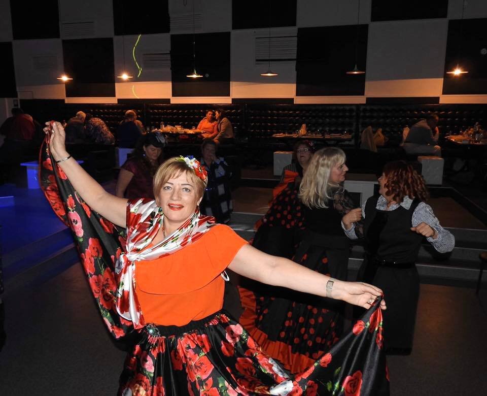 Люба - постоянный автор на нашем канале, 68 лет. Она не может устоять, когда слышит веселую музыку, любит танцевать под нее. Фото: Женщина после 50