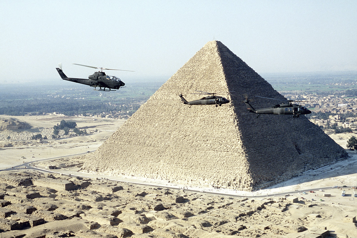 Вертолеты над пирамидой