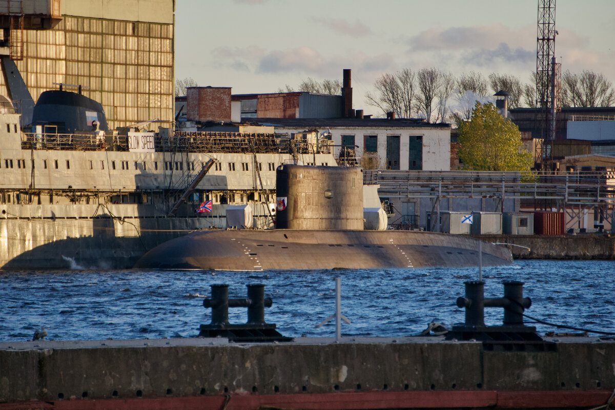 Подводная лодка "Магадан", Петербург, вид с набережной Лейтенанта Шмидта. Октябрь 2021г. 