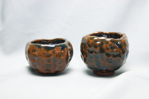 Синяя глазурь на терракотовой поверхности совсем не кажется синей.