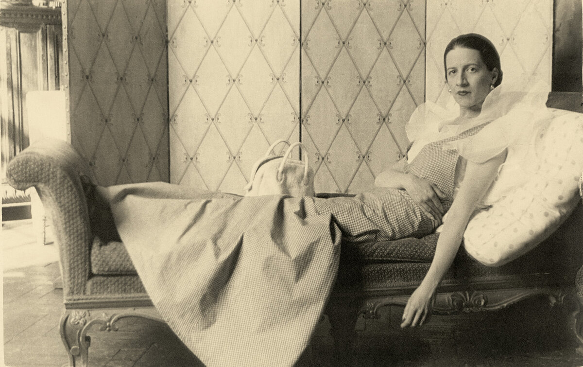 Диана Вриланд в молодости. Она рассказывала в книге, что ездила в автобусе 3 или 4 раза в жизни, а одевалась к обеду. 