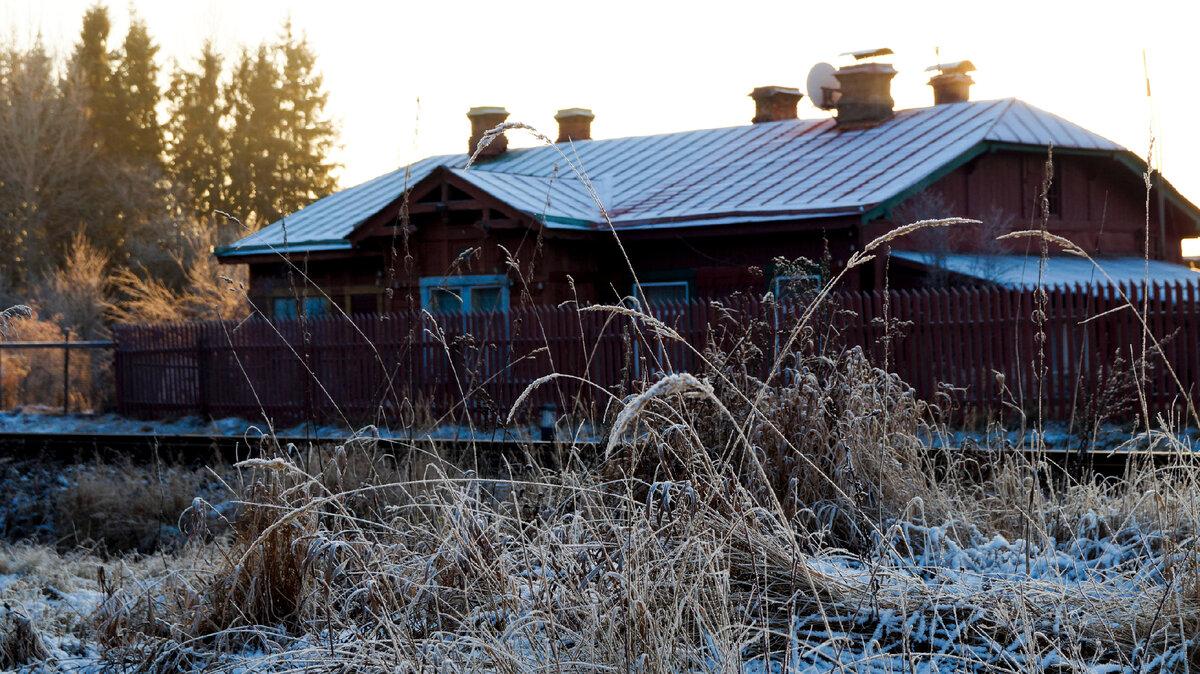 Хорошо сохранившаяся жилая путейская казарма на 106 км Бологое-Полоцкой линии, перегон Фирово-Осташков ОКТ ЖД. Фото: Алексей Алексеев