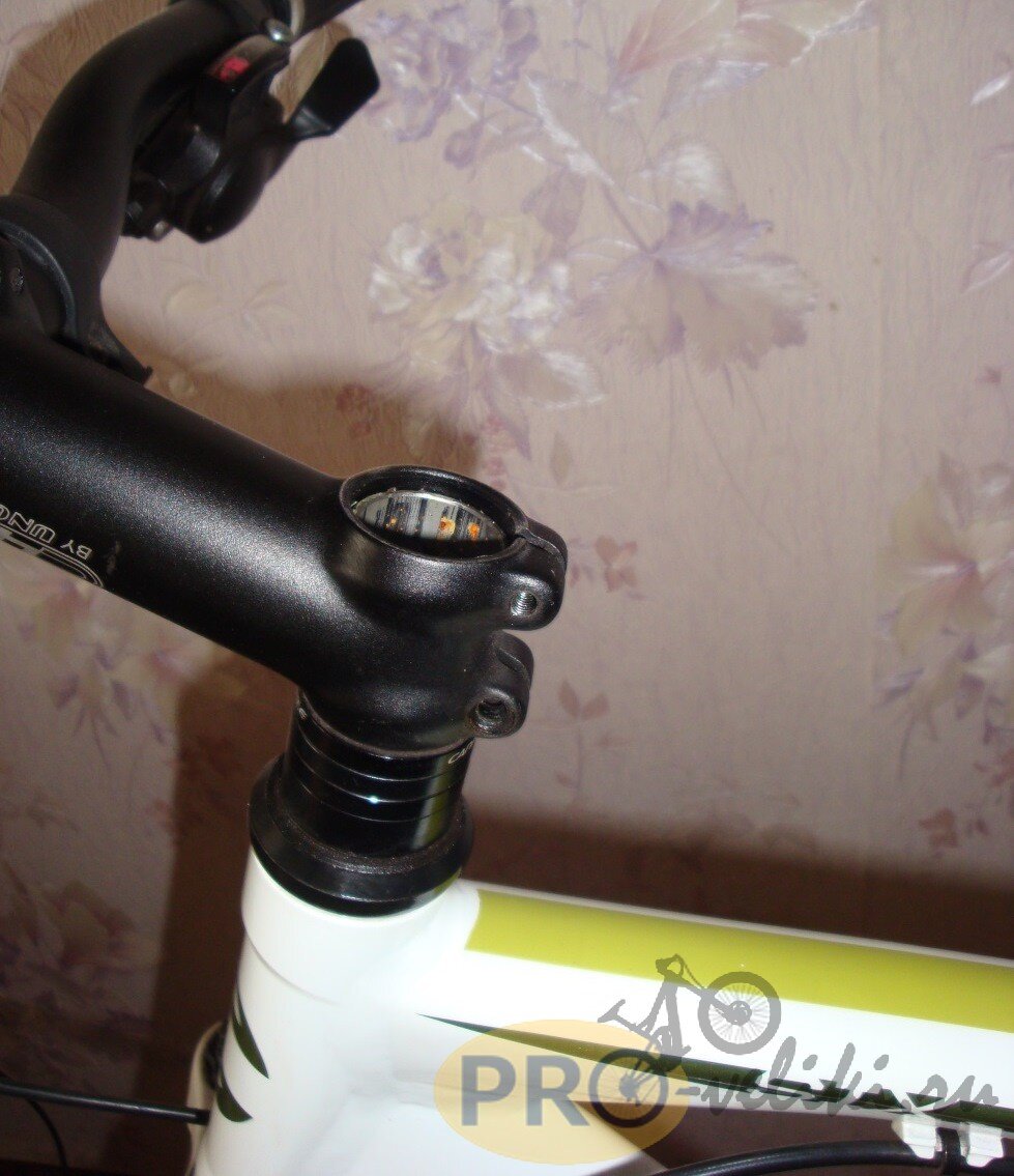 Откручиваем болты, фиксирующие вынос на рулевой трубе, а затем выкручиваем болт якоря вилки велосипеда.