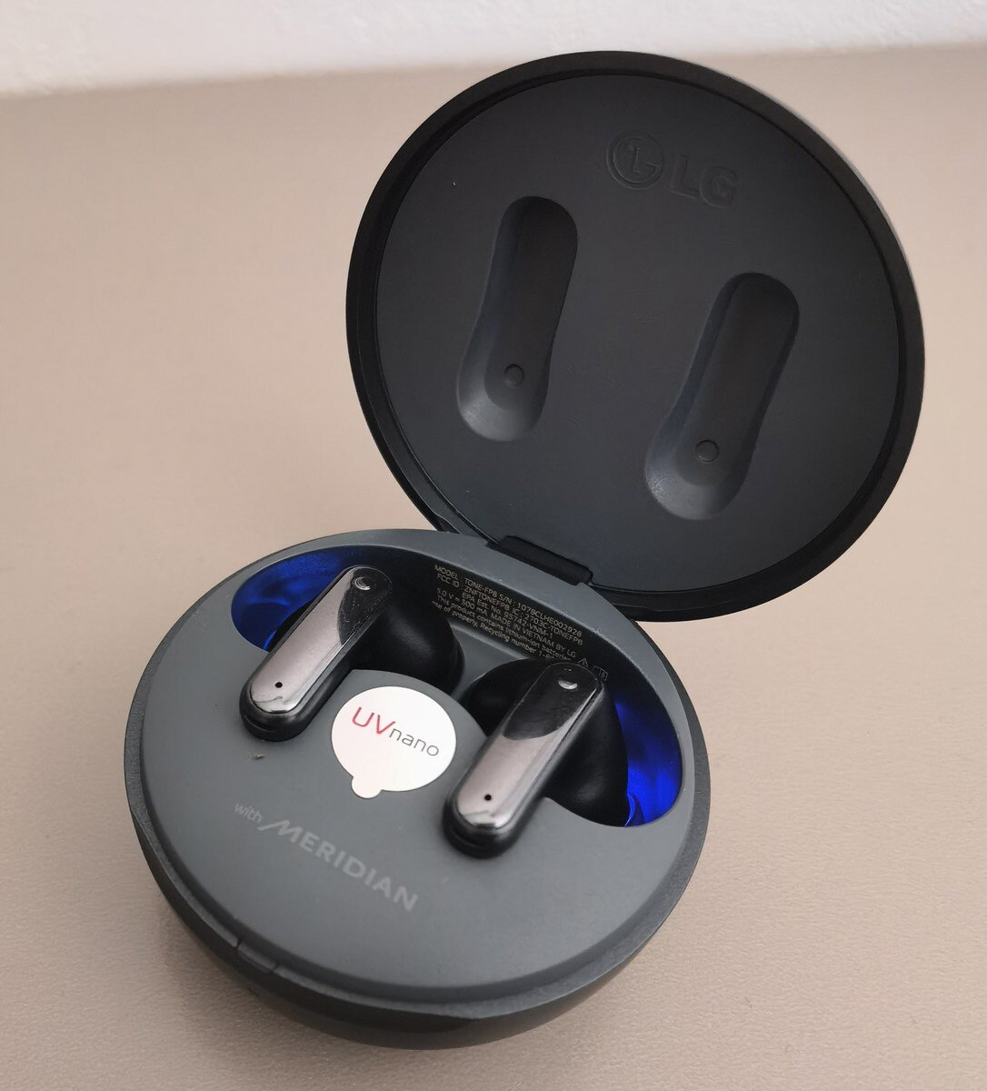 ультрафиолетовый свет в наушниках LG TONE Free FP8 UVnano 