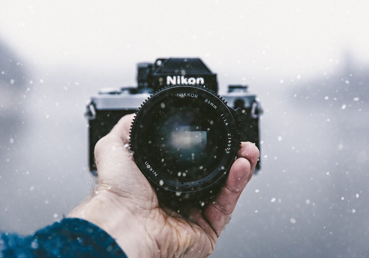 Фотоаппарат в снегу