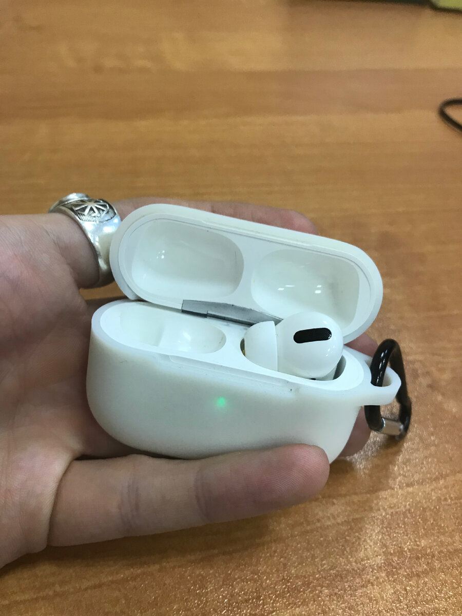 Кейс с правым наушником. Фото автора канала