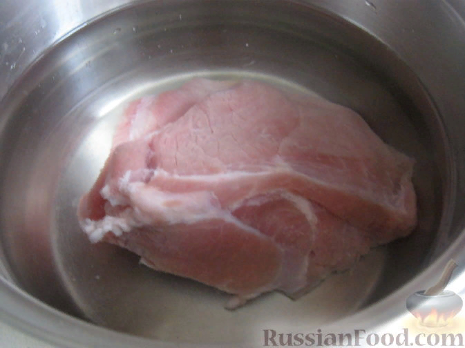 Постное свиное мясо вымыть, залить водой. Довести до кипения. Варить на маленьком огне, под крышкой, до готовности (около 60 минут). Мясо вынуть и охладить.Морковь почистить, помыть и натереть на крупной терке.Лук репчатый почистить, помыть и нарезать кубиками.