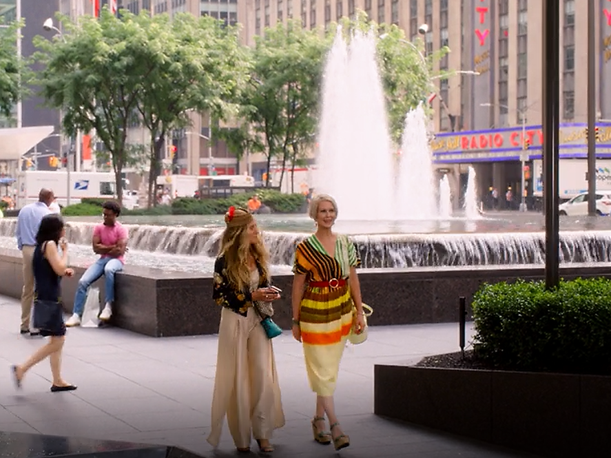 Скриншот из фильма  «И просто так». Обратите внимание на актёров на заднем плане. 