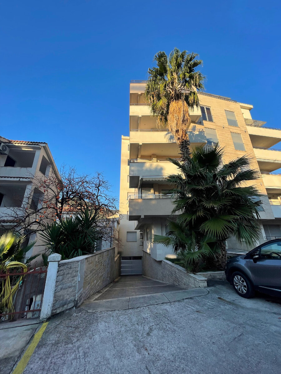 Фото арендованной квартиры, Будва. Посмотрите на террасу, как классно сидеть на ней в солнце!