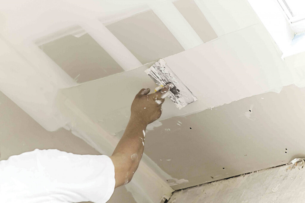 Как шпаклевать подвесной потолок из гипсокартона под покраску
