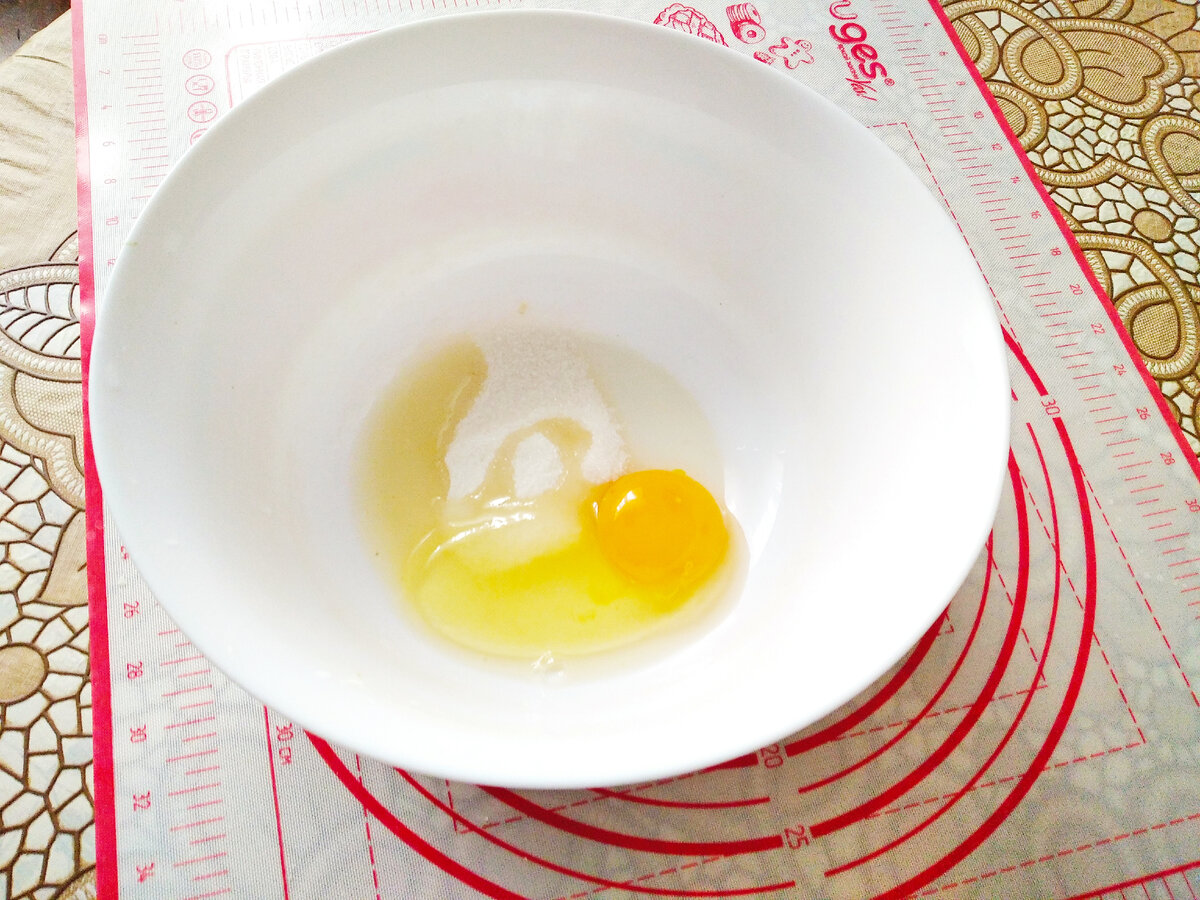 В миску добавляем сахар и одно яйцо. Фото автора oldp0var. 