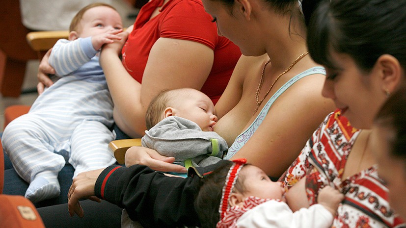 Особый акцент на двухлетнем возрасте сделан для менее развитых стран, где каждый дополнительный месяц грудного вскармливания связан с увеличением вероятности выживания ребенка и уменьшением болезней. В развитых странах, где инфекции вовремя замечаются и лечатся, нет столь очевидных причин продолжать грудное вскармливание столь долго.