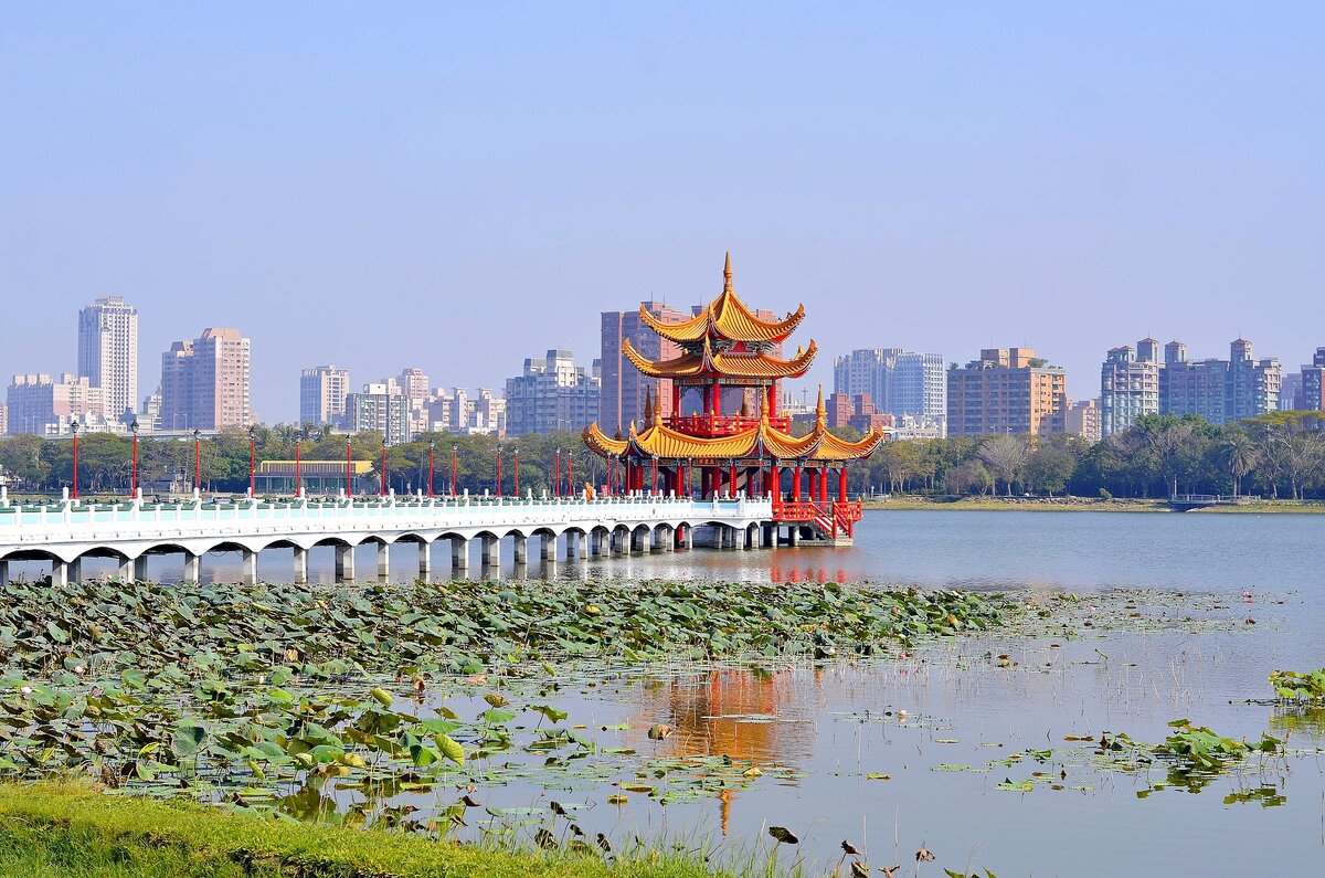 Гаосюн Тайвань. Каошунг Тайвань. Kaohsiung Тайвань. Озеро лотосов, Гаосюн, Тайвань.