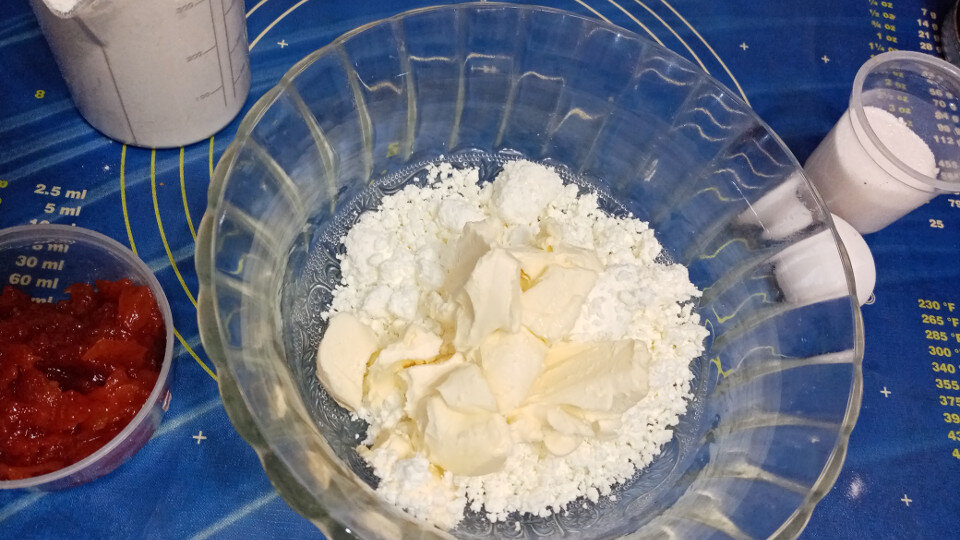 К творогу добавлено сливочное масло