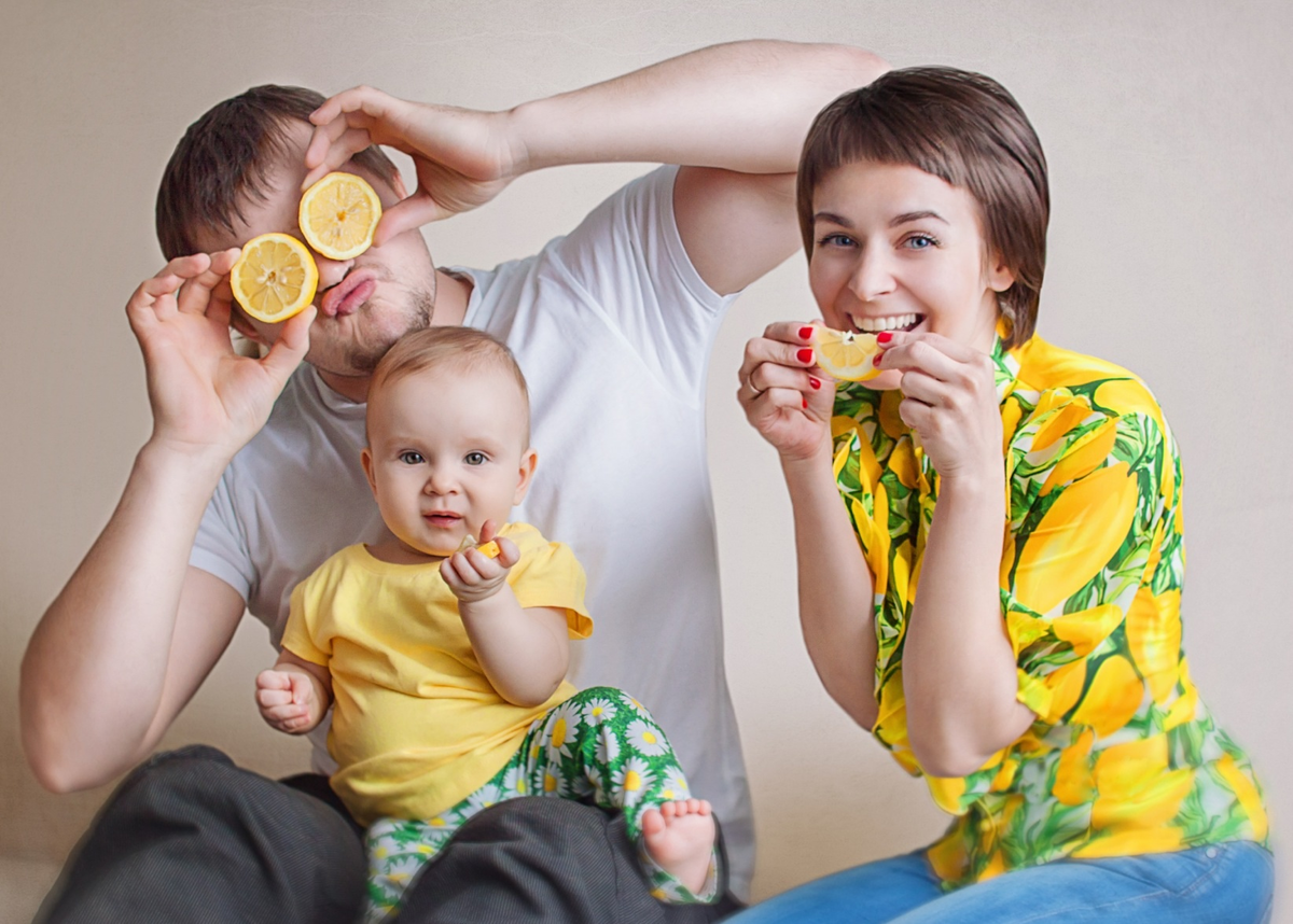 Мама папа и ребенок. Семья с малышом. Семья с маленьким ребенком. Родители с младенцем.