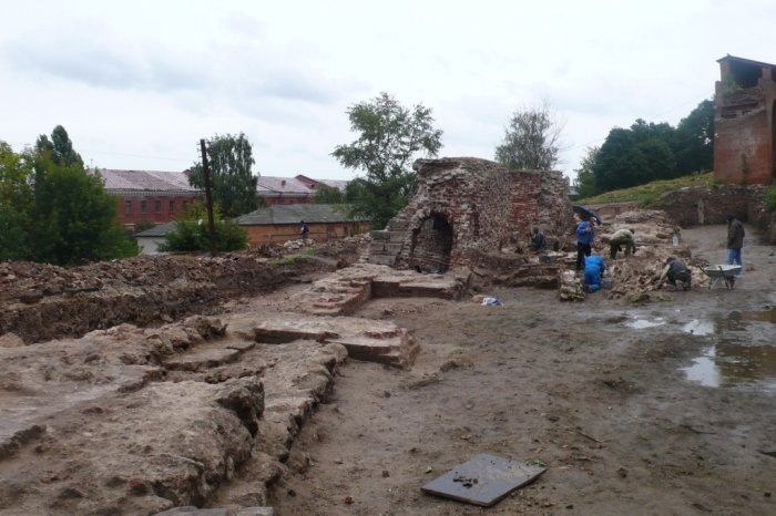  9 октября 2011 г. Удалось выяснить, что там с "воротами невеликими". Плохо дело. Навесили железную дверь, как себе в гараж.-20