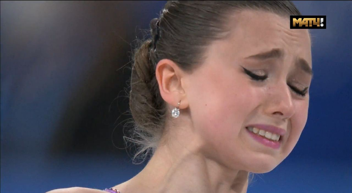 Камила Валиева слезы на Олимпиаде. Тренер слезы