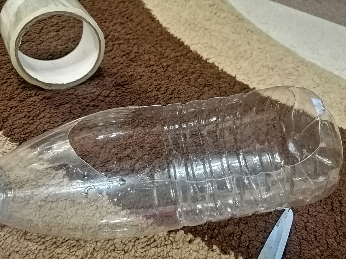 Бутылка с вырезанным отверстием